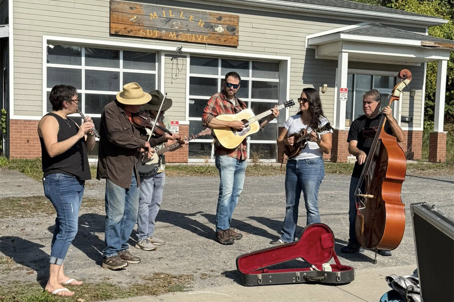 little falls outdoor musicians 900x600 little falls outdoor musicians 900x600